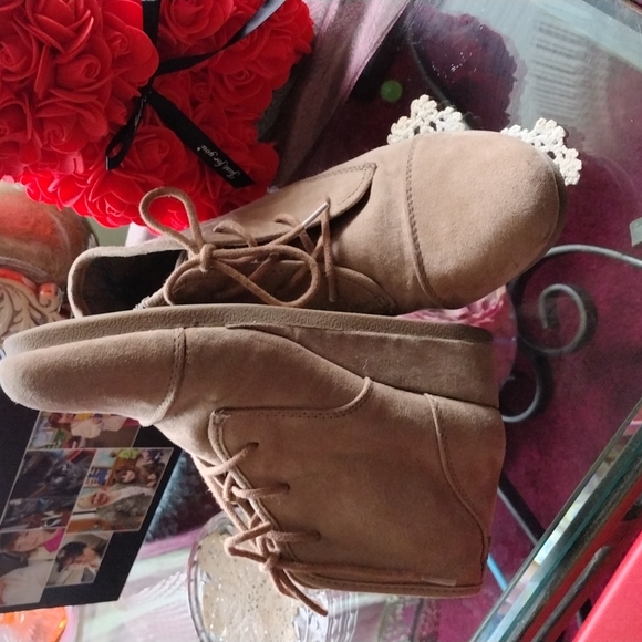 Cat & Jack Booties, sz 3 - Picture 1 of 9